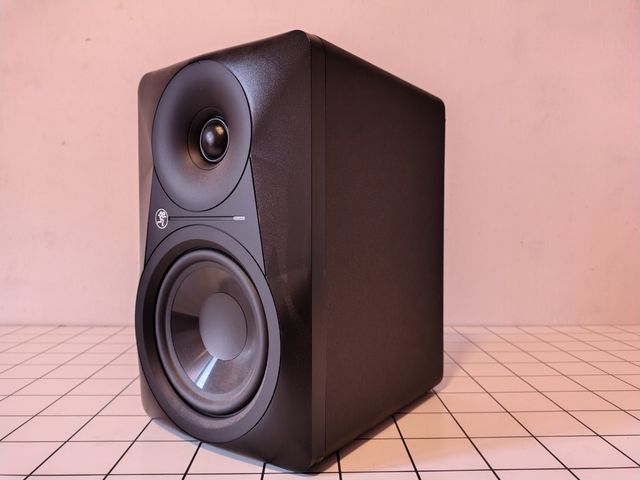 1 Monitor Mackie MR524