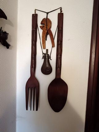 Posate giganti, in legno con incisioni