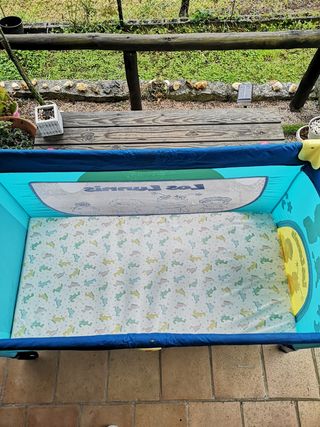 Cuna de "viaje", ropa de cama y colchón incluido