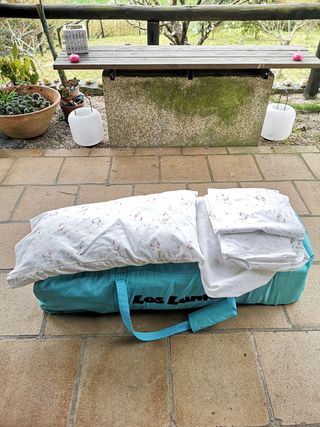 Cuna de "viaje", ropa de cama y colchón incluido