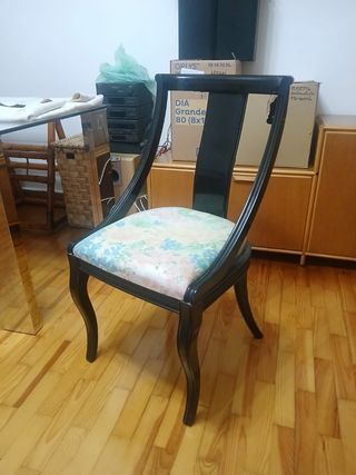 Silla tapizada y lacada 