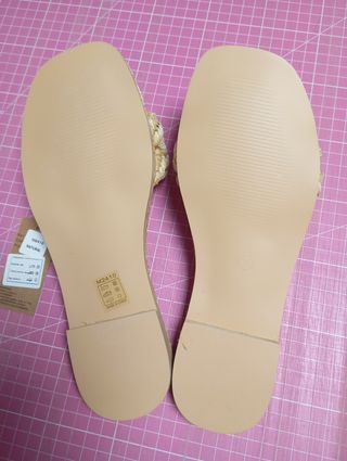 Chanclas trenzadas color Camel. Núm  36