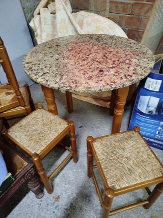 Mesa de cocina con cuatro sillas