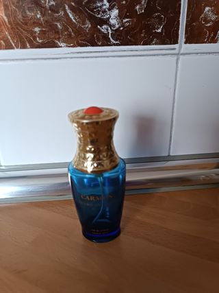 Bottiglie di profumo vuote