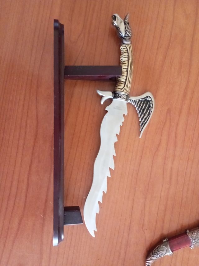 Daga decorativa con expositor