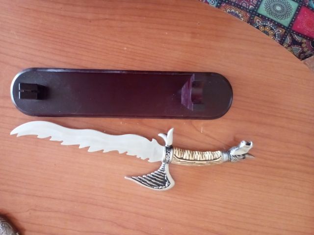 Daga decorativa con expositor