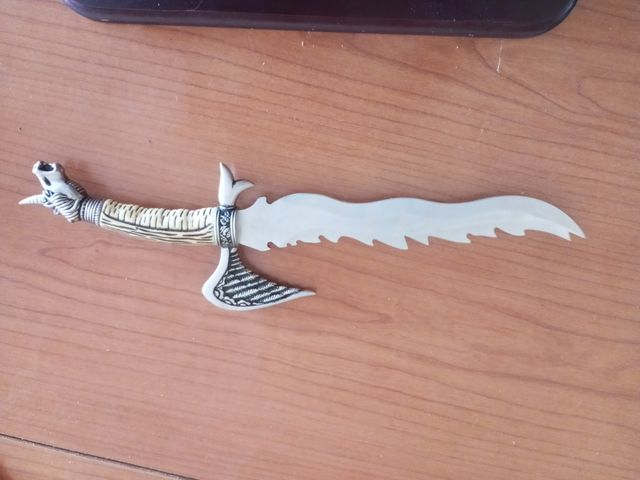 Daga decorativa con expositor