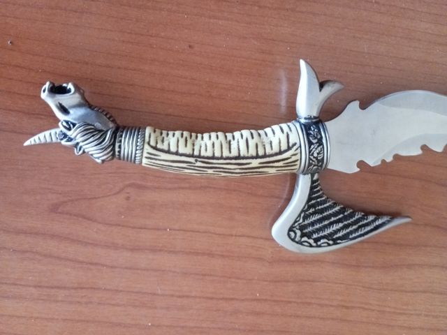 Daga decorativa con expositor