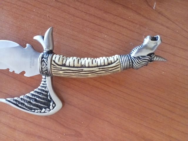 Daga decorativa con expositor