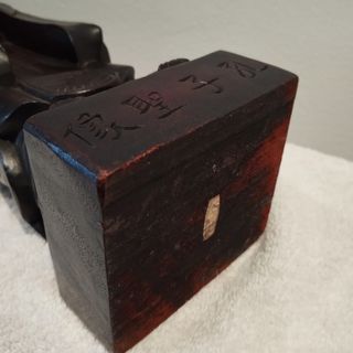 Antigua escultura china de madera tallada