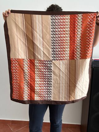 Foulard a fantasia marrone quadrato donna