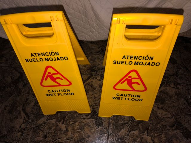 Cartel suelo mojado