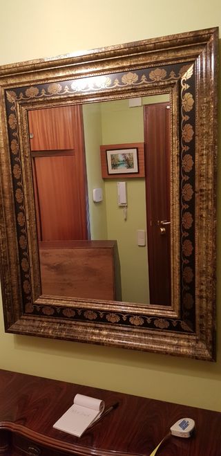 Importante espejo. Con marco de epoca