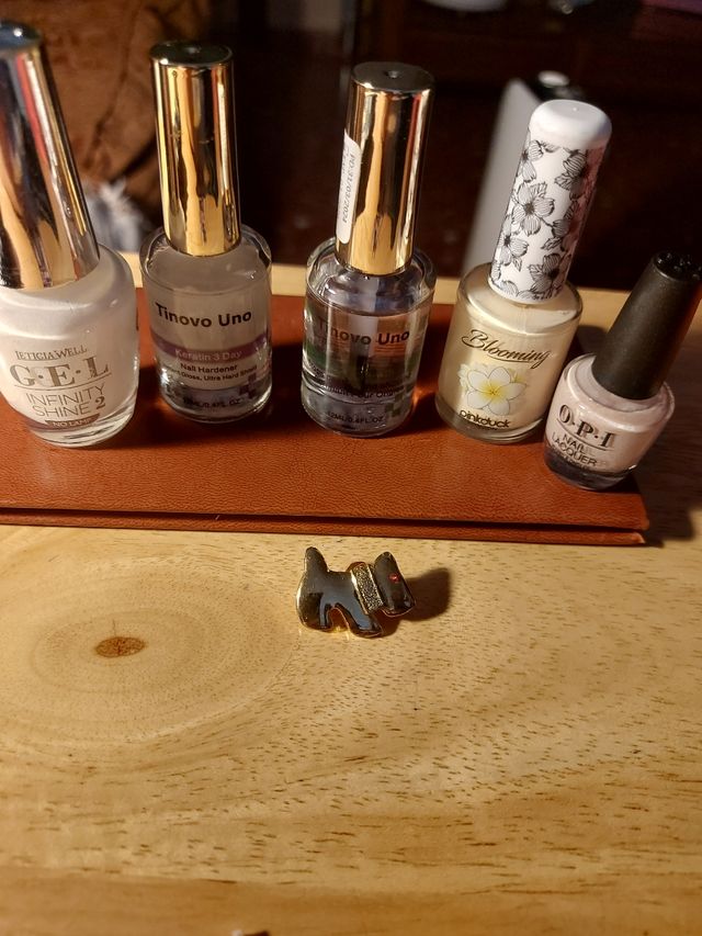 3Esmaltes de uñas,endurecedor  más un colgante go