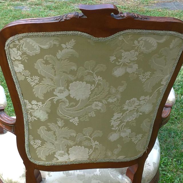 Butaca y otomana de caoba estilo Luis XV