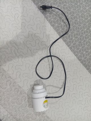 Pequeña aspiradora para bolsas de vacío.