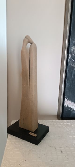 Escultura pareja entrelazada