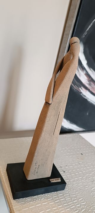 Escultura pareja entrelazada