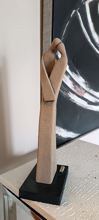 Escultura pareja entrelazada