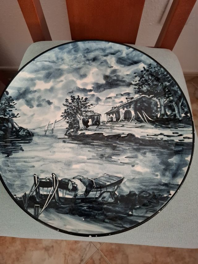Plato de cerámica pintado a mano
