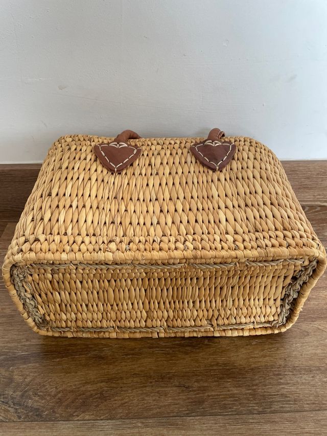 Cesta de mimbre y piel