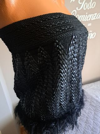 Falda cuero con plumas