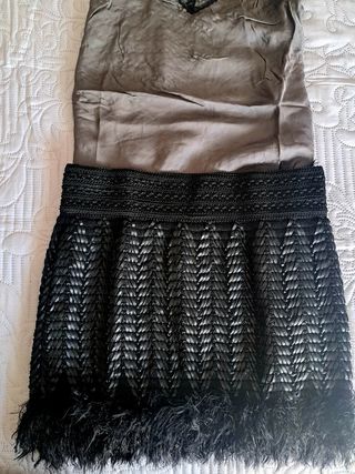 Falda cuero con plumas