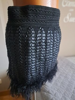 Falda cuero con plumas