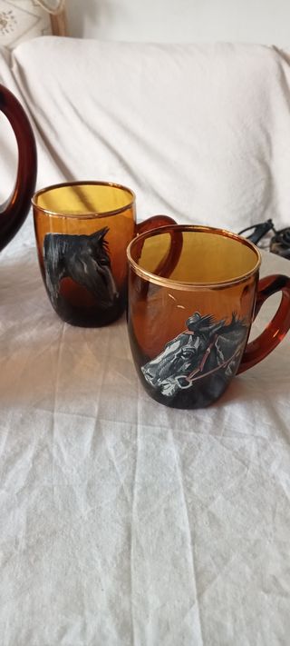 Juego de jarra y tazas de caballos