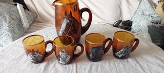 Juego de jarra y tazas de caballos