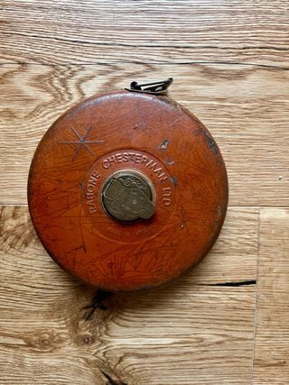 Cinta métrica enrollable antigua