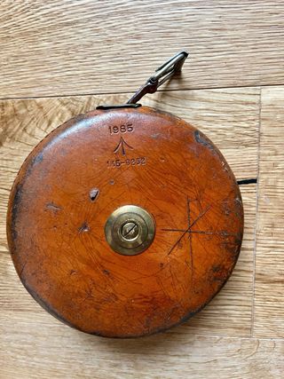 Cinta métrica enrollable antigua