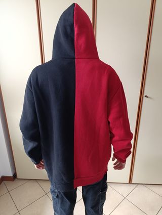 Felpa nera e rossa con cappuccio