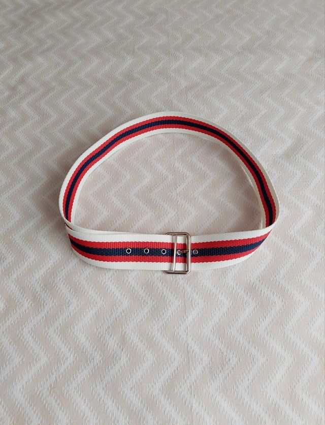 Cinturón en rojo, blanco y azul marino