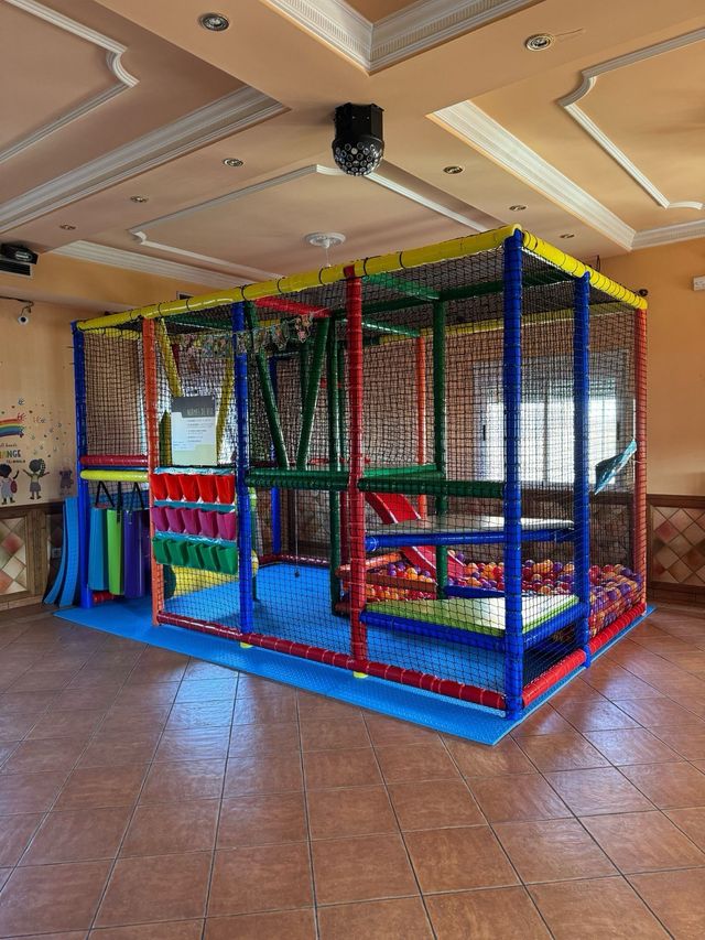 Fabricacion y montaje de parque de bolas infantil