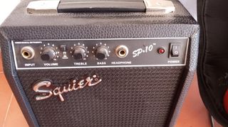 Guitarra Fender con amplificador y funda