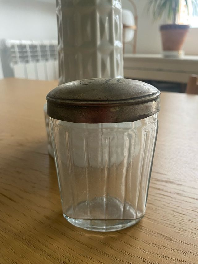 cajita o pequeño bote de cristal y estaño vintage