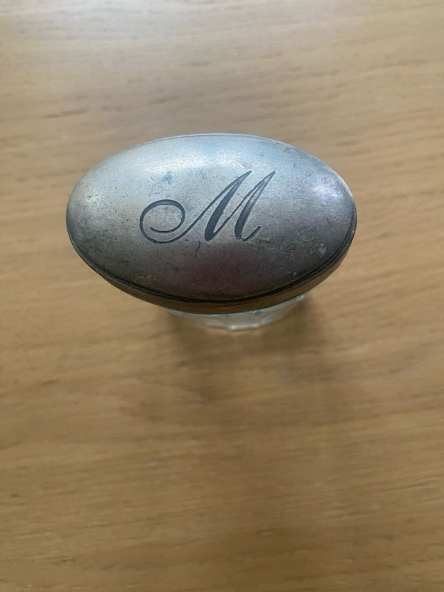 cajita o pequeño bote de cristal y estaño vintage