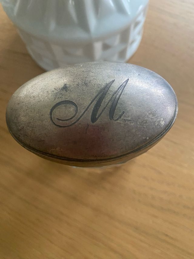 cajita o pequeño bote de cristal y estaño vintage