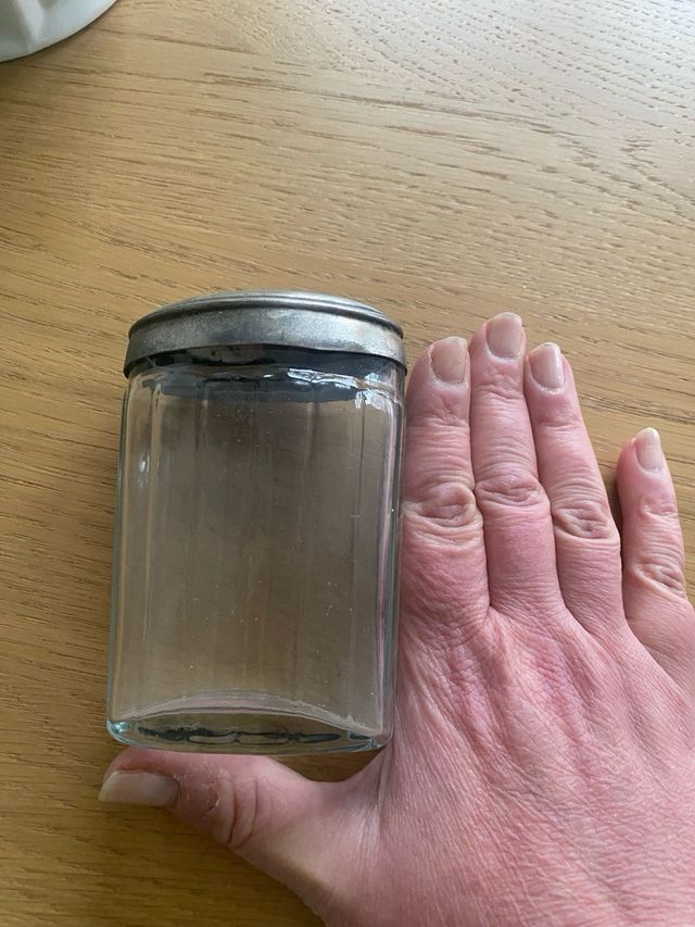 cajita o pequeño bote de cristal y estaño vintage