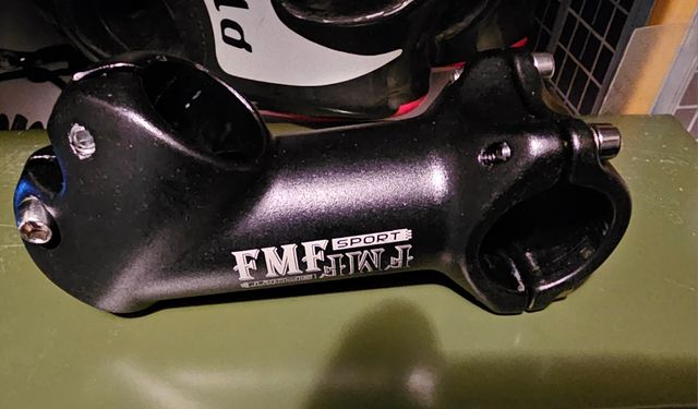 Potencia bicicleta MTB con inclinación 17° grados.