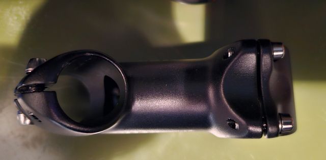 Potencia bicicleta MTB con inclinación 17° grados.