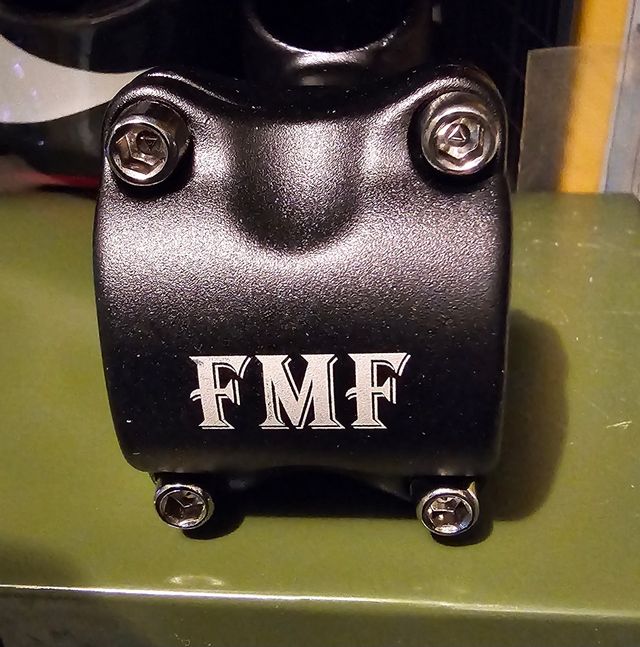 Potencia bicicleta MTB con inclinación 17° grados.