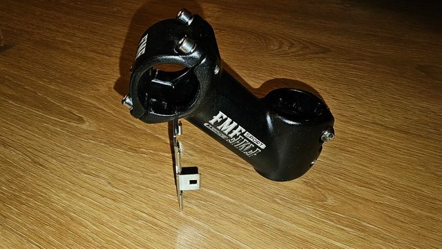 Potencia bicicleta MTB con inclinación 17° grados.