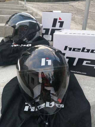 Dois capacetes utilazados uma vez