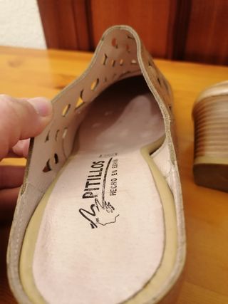 Zuecos de piel. PITILLOS