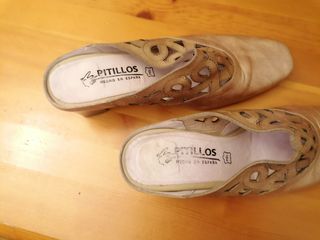 Zuecos de piel. PITILLOS