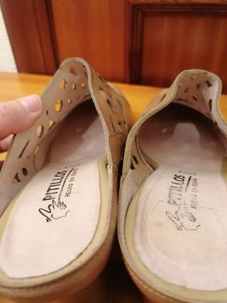 Zuecos de piel. PITILLOS