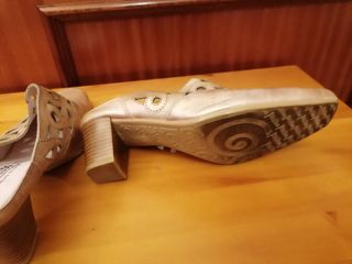 Zuecos de piel. PITILLOS