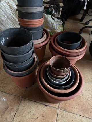 Lote 45 macetas de plastico.
